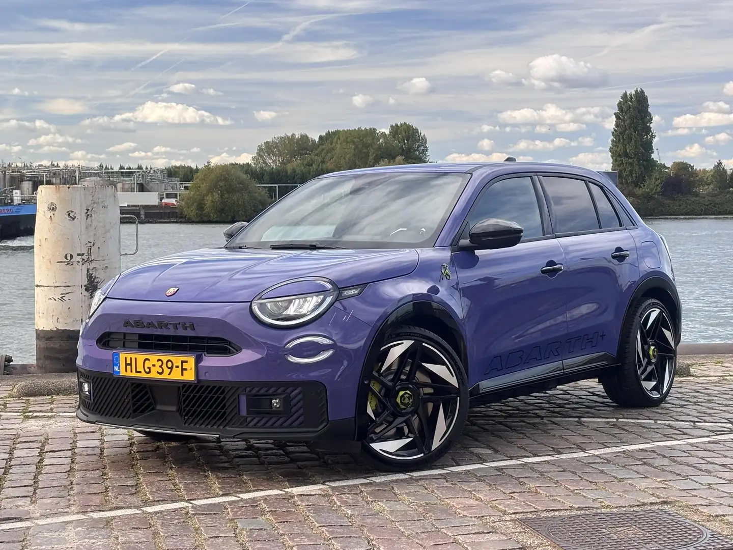 Abarth 600e Scorpionissima EV 54kWh 280pk | SABELT SPORTSTOELE Paars - 2