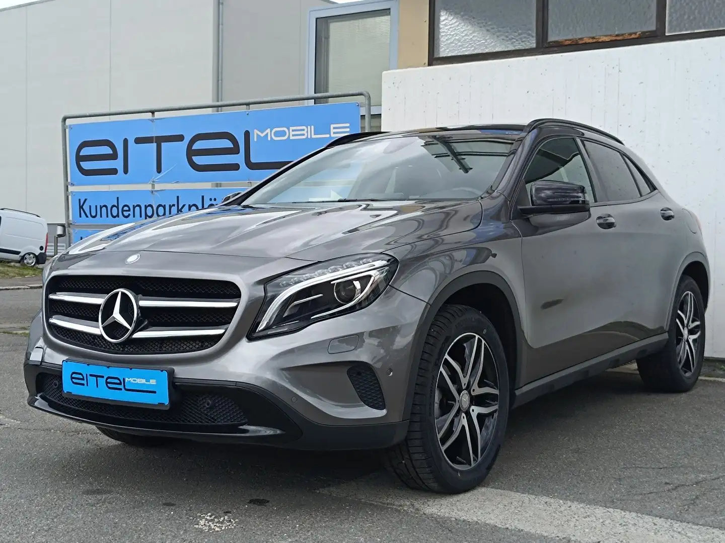 Mercedes-Benz GLA 200 Urban Score Panorama Bi-Xenon PDC TWA Grau - 1