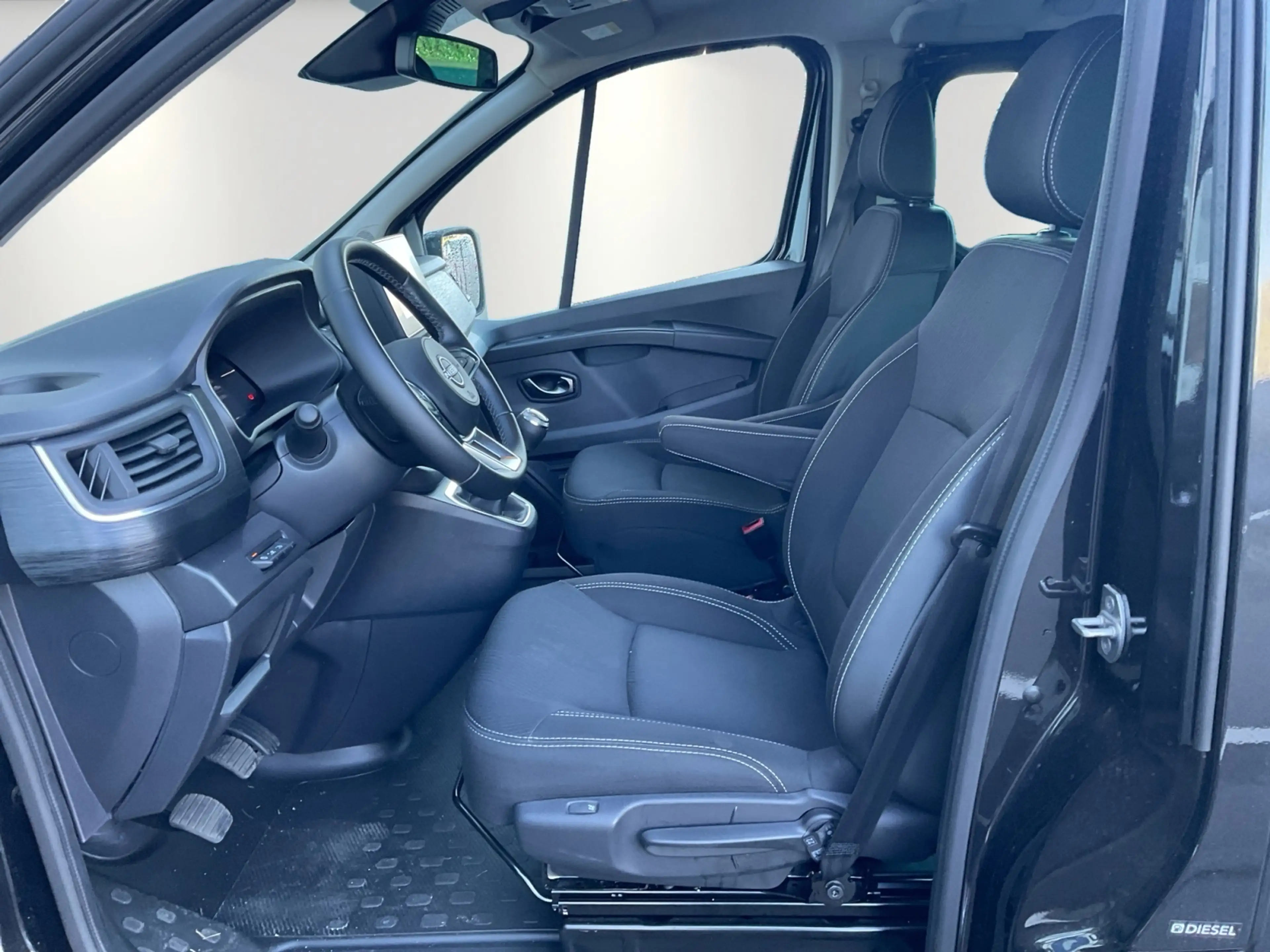 Nissan Primastar 2,8t dCI 150 8 Sitzer — photo 8