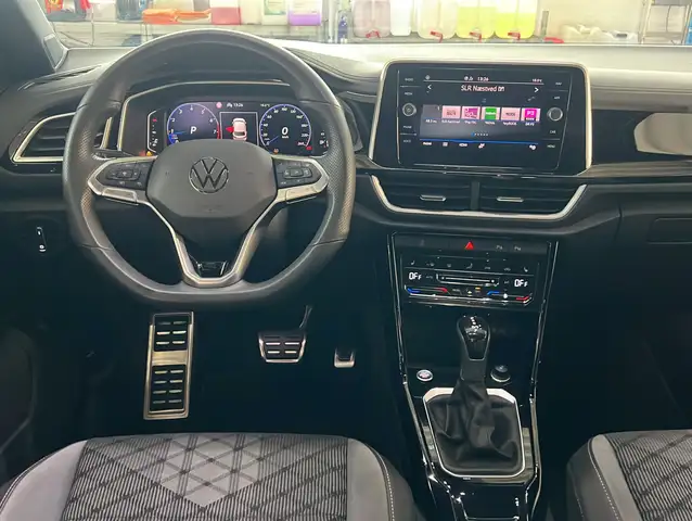 Volkswagen T-Roc view 3