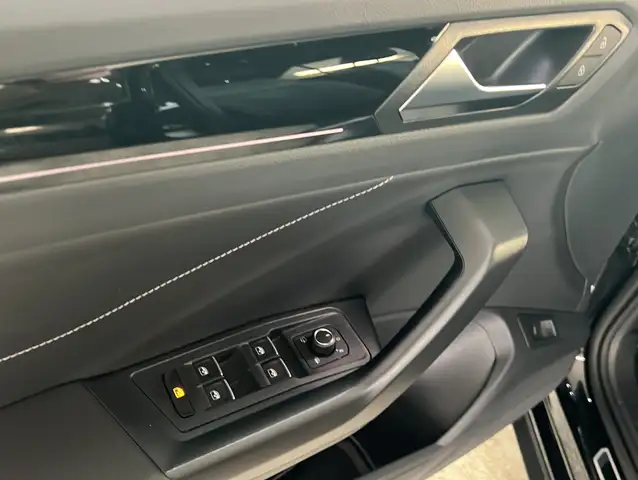 Volkswagen T-Roc view 5