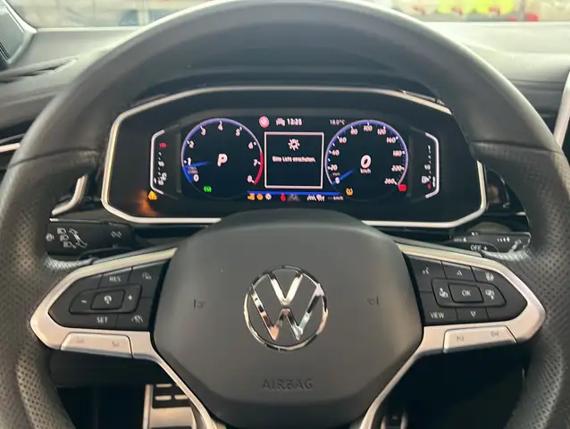 Volkswagen T-Roc view 9
