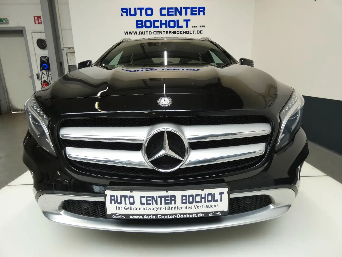 Mercedes-Benz GLA 250 4Matic Urban Line*Navi*Leder*Panor*RFK Černá - 1