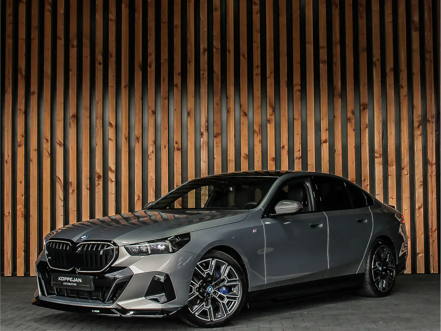 BMW i5 eDrive40 340PK M-Sport Pro €70.990 Ex BTW | DRIVIN Gris - 2