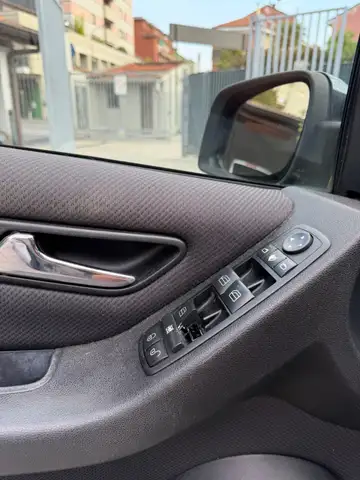 Mercedes-Benz B-Class view 11