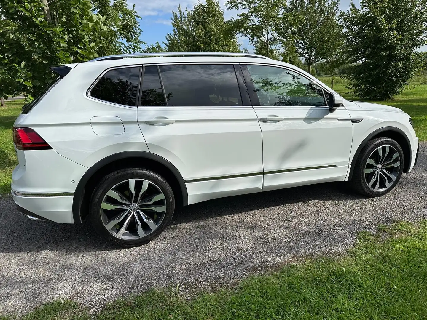 Volkswagen Tiguan Allspace 1.4 TSI High Line Business R Ned. Auto bijela - 1