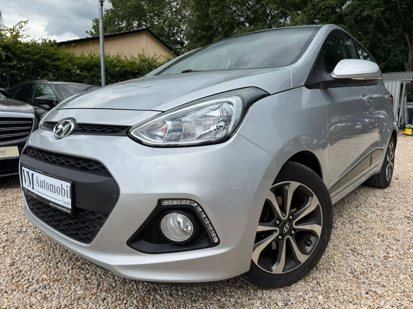 Hyundai i10 1.2 Style Autom. Sitz+LenkradHz*Klima*8Fach Silber - 1