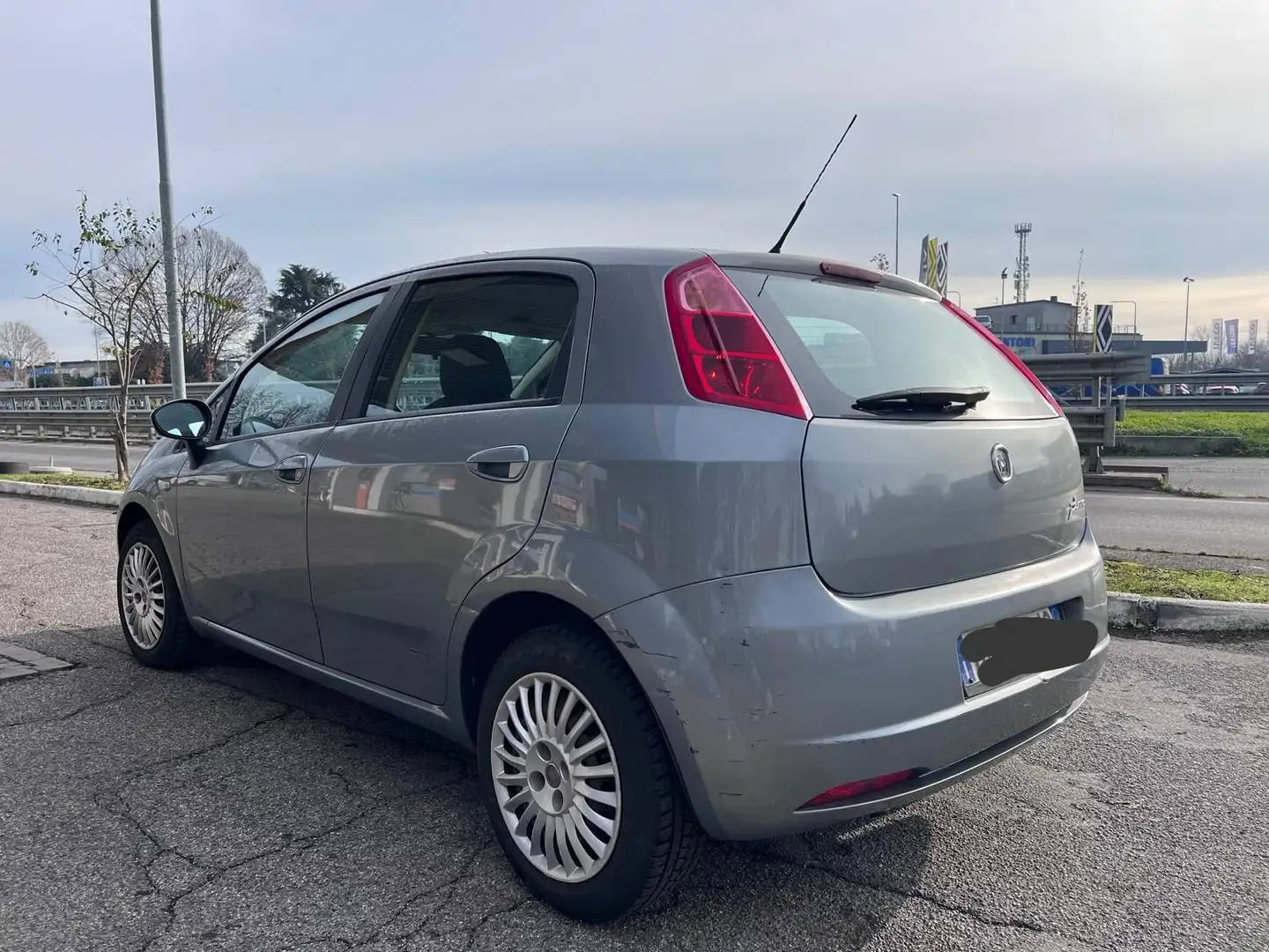 Fiat Grande Punto 5p 1.2 Active c/esp s/clima 65cv - 2