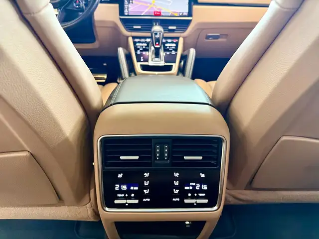 Porsche Cayenne view 11