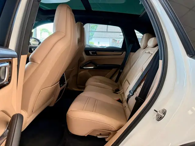 Porsche Cayenne view 10
