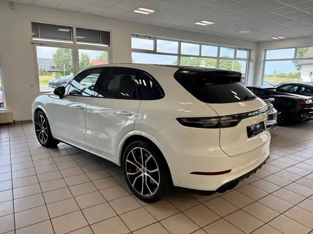 Porsche Cayenne view 3