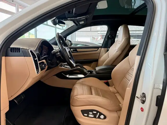 Porsche Cayenne view 9