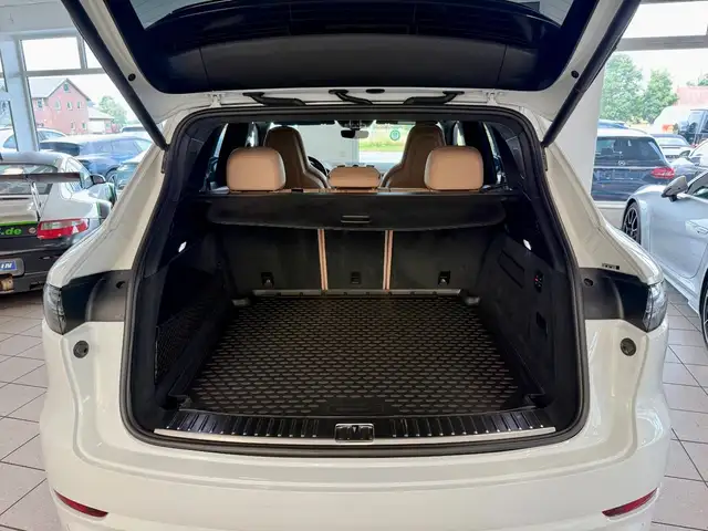 Porsche Cayenne view 12