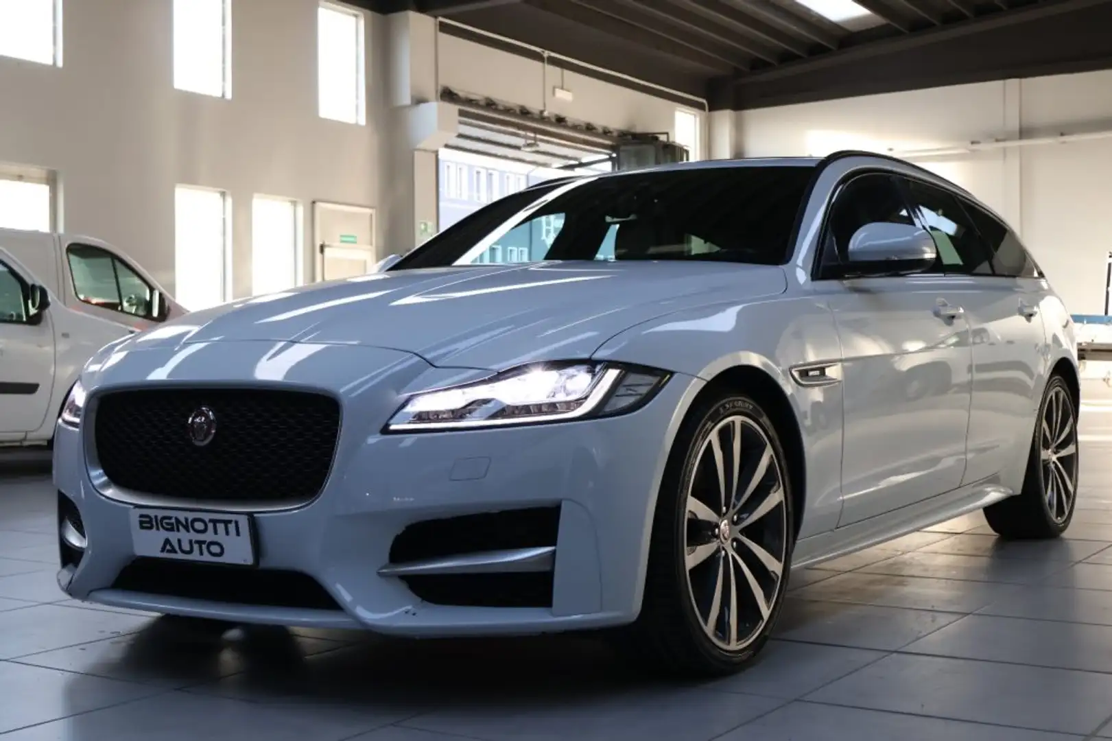 Jaguar XF Sportbrake 2.0 D 180 CV AWD aut. R-Sport Blanc - 1