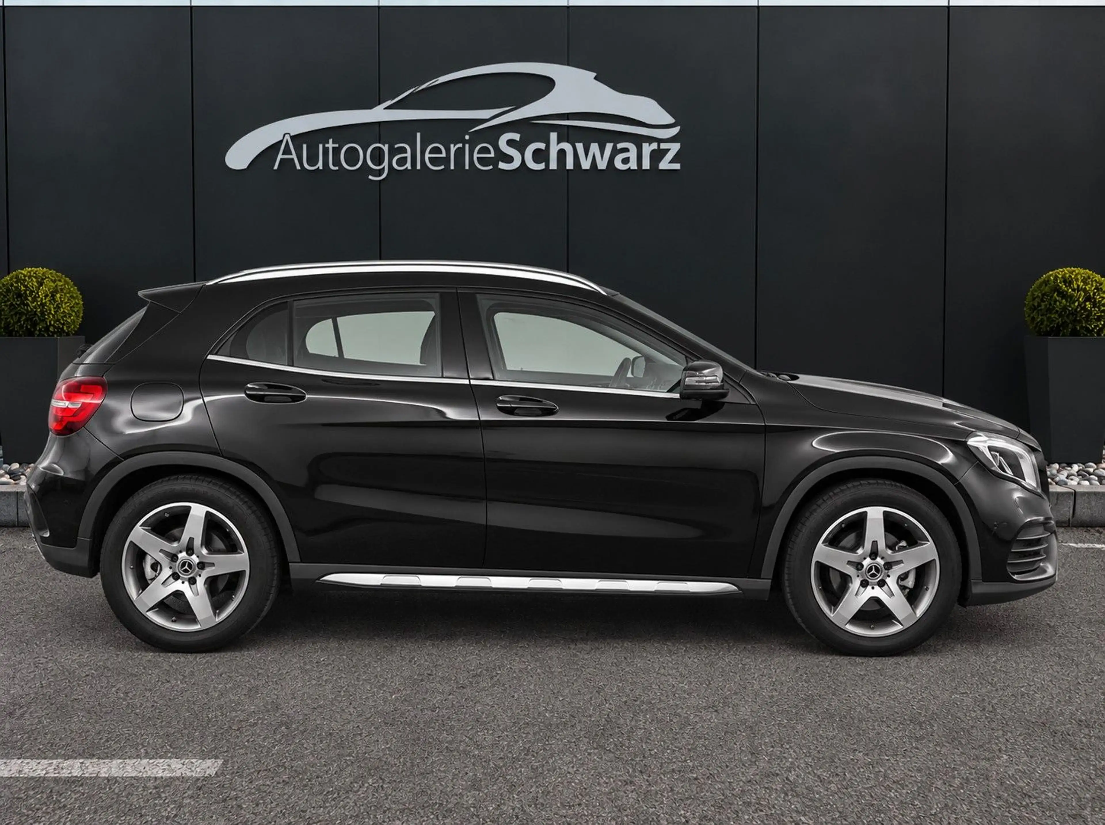 Mercedes-Benz GLA 200 i AMG LINE AHK LED NAVI 18 ZOLL AMBI PDC — photo 5