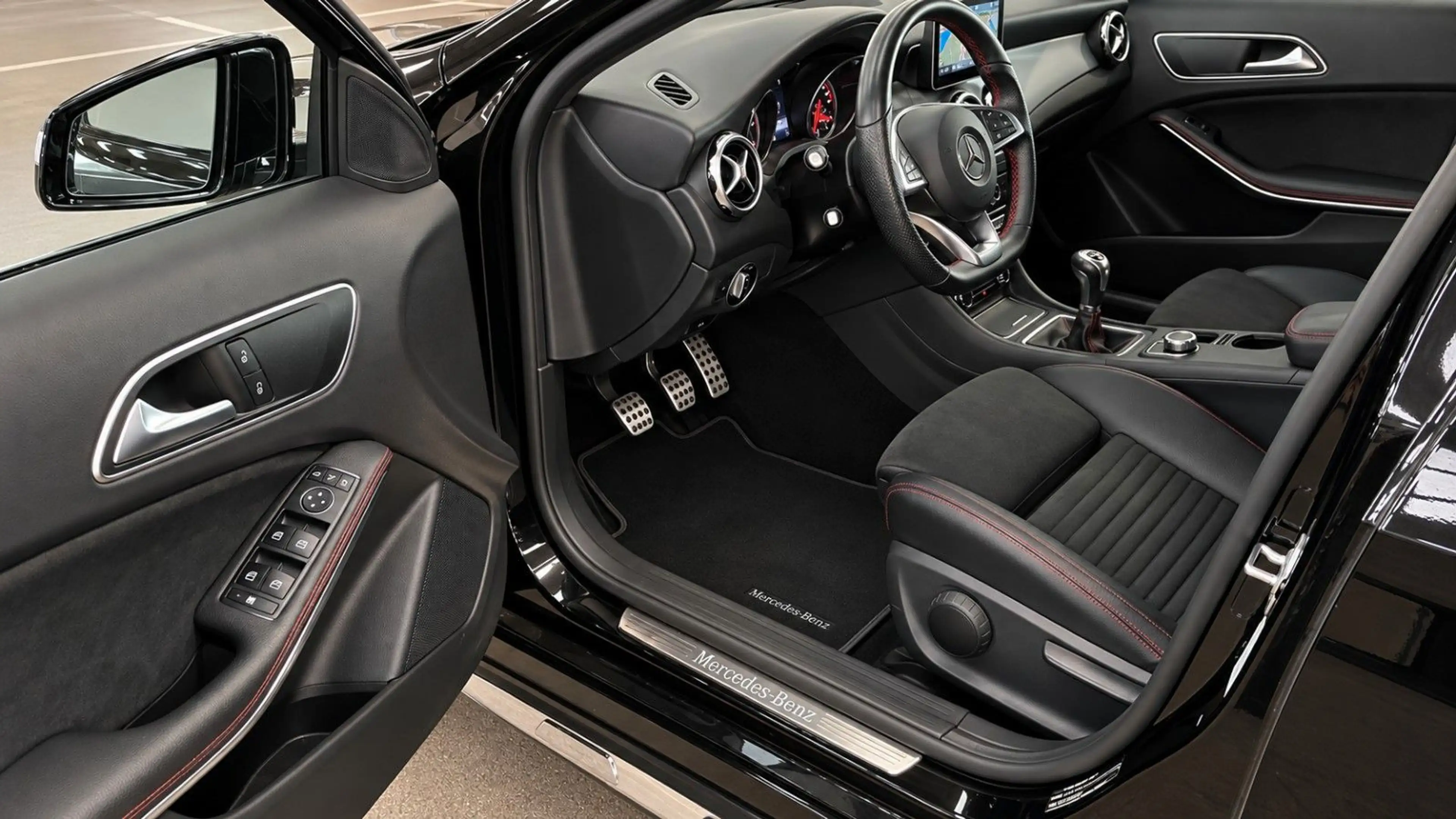 Mercedes-Benz GLA 200 i AMG LINE AHK LED NAVI 18 ZOLL AMBI PDC — photo 8