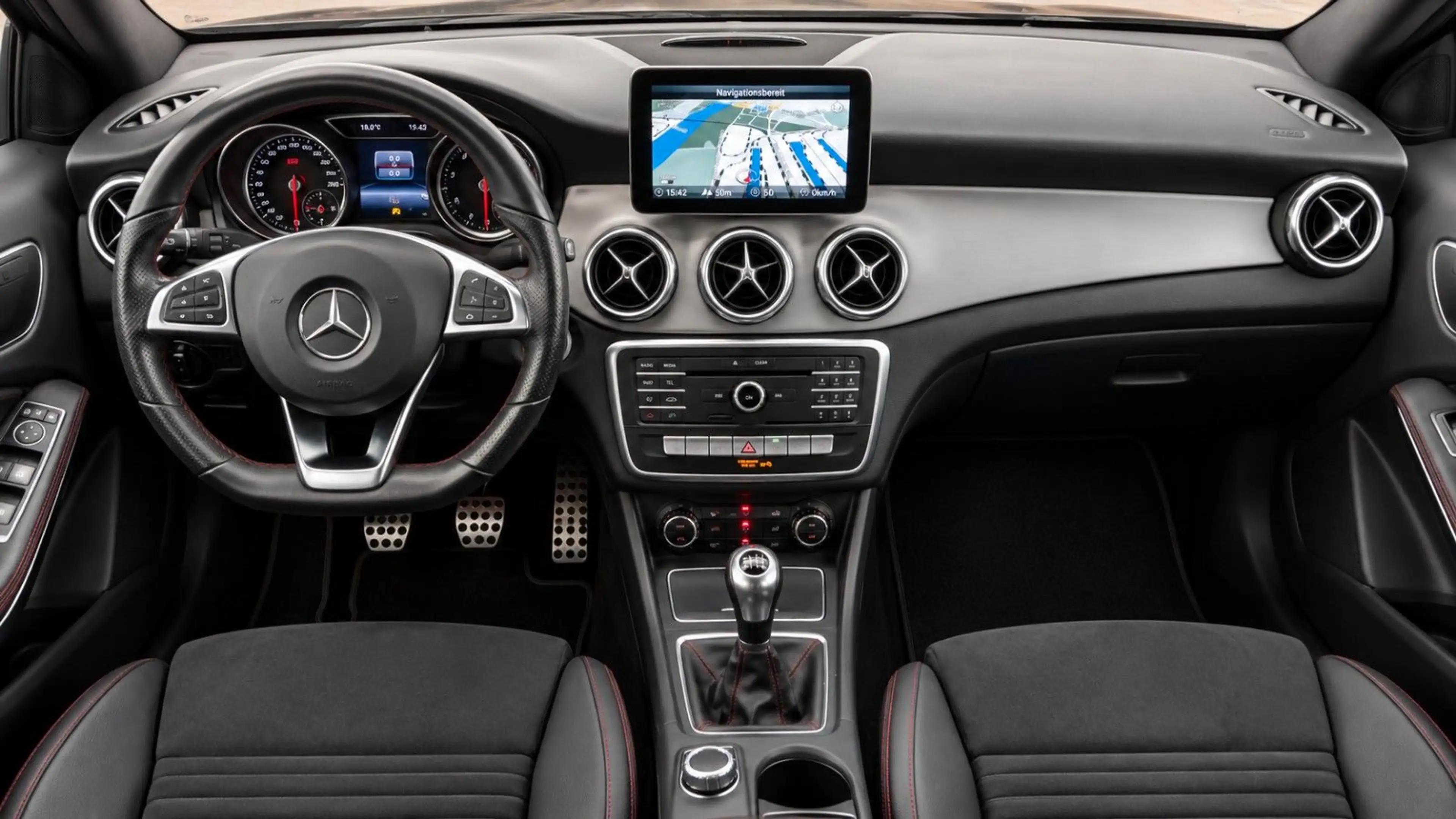 Mercedes-Benz GLA 200 i AMG LINE AHK LED NAVI 18 ZOLL AMBI PDC — photo 9