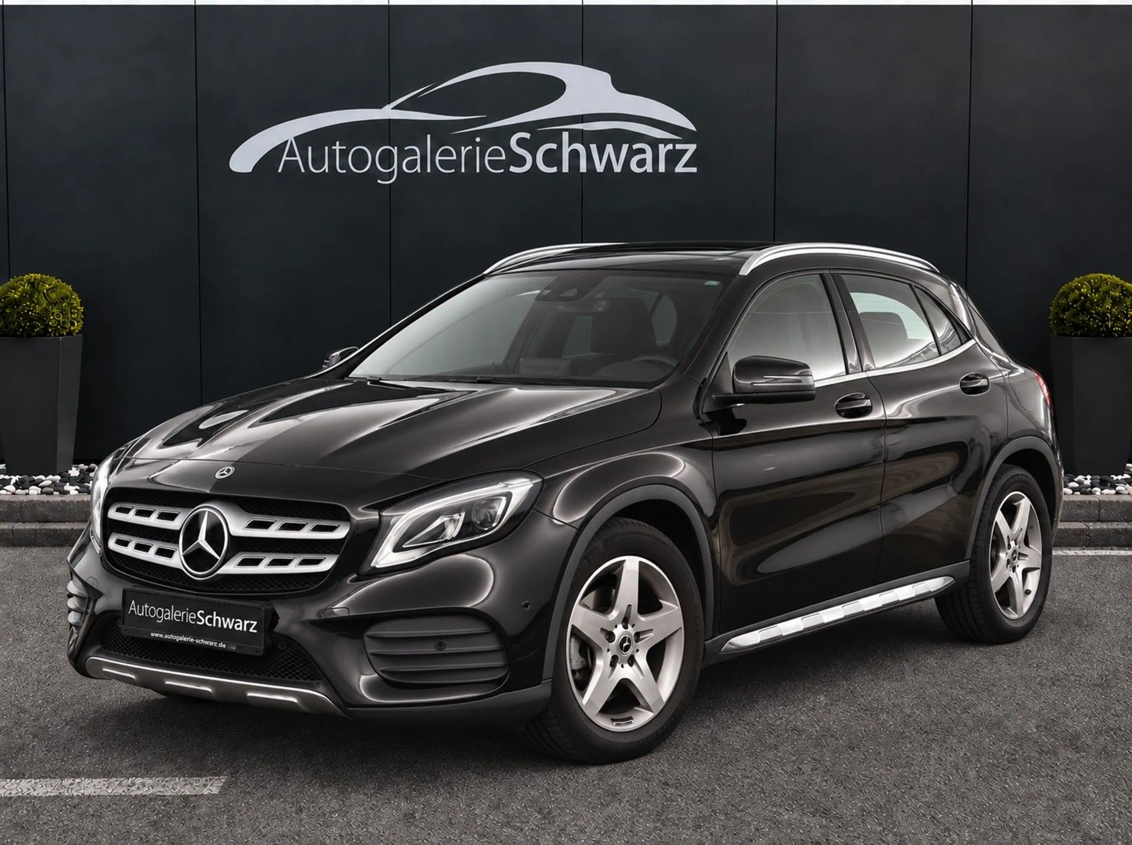 Mercedes-Benz GLA 200 i AMG LINE AHK LED NAVI 18 ZOLL AMBI PDC
