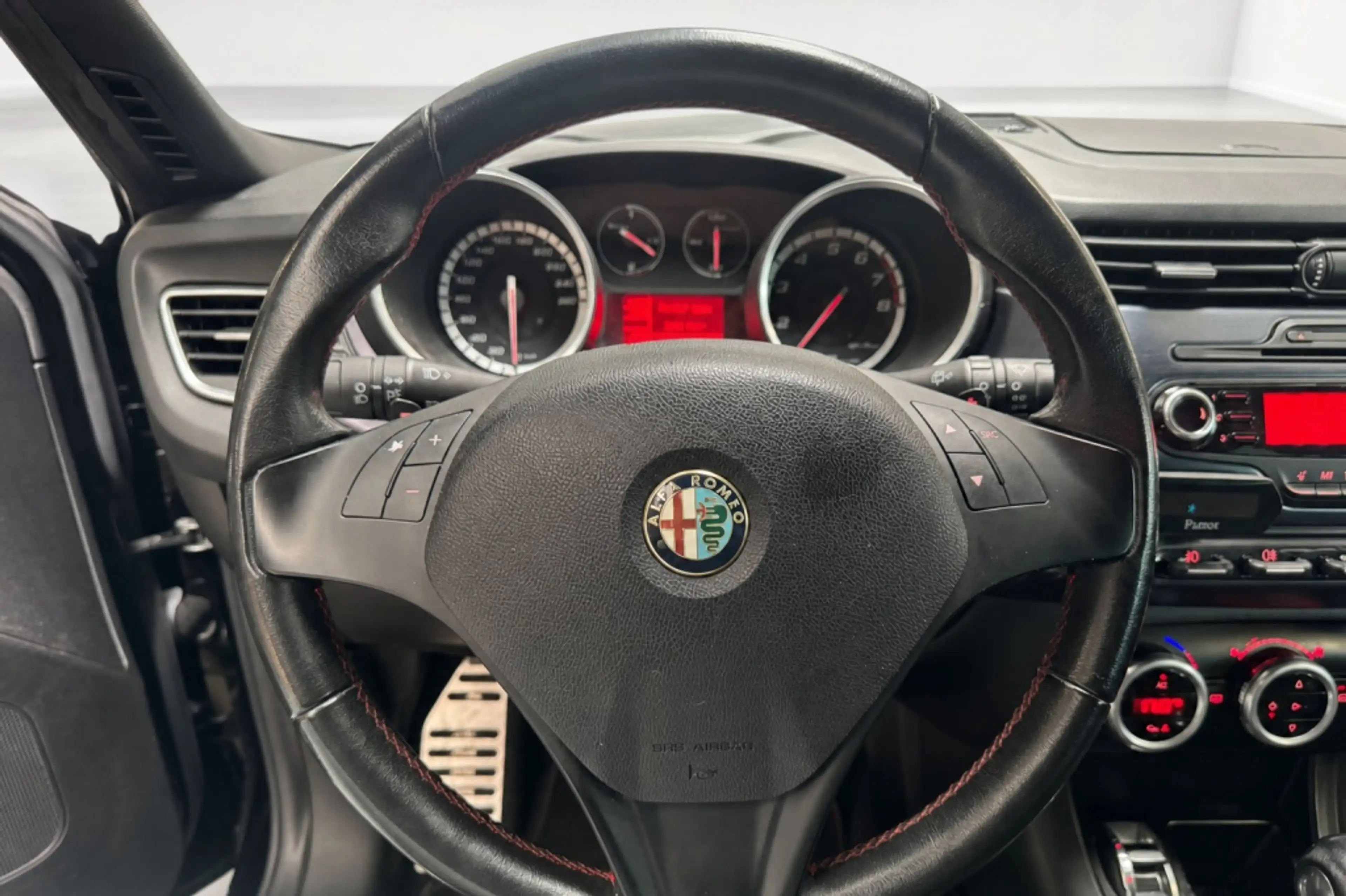Alfa Romeo Giulietta 1.4 T Distinctive — photo 10