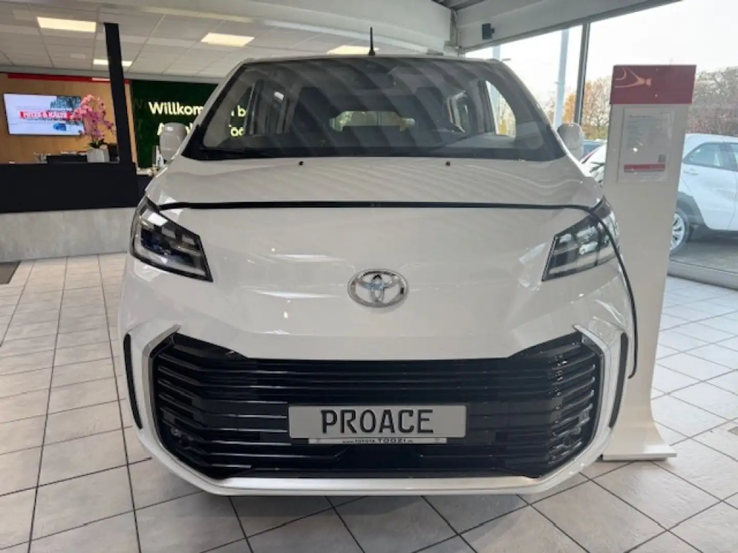Toyota Proace 2,0-l-D-4D L1 (8-Si.) Autm. Verso Team Deutschland Weiß - 2