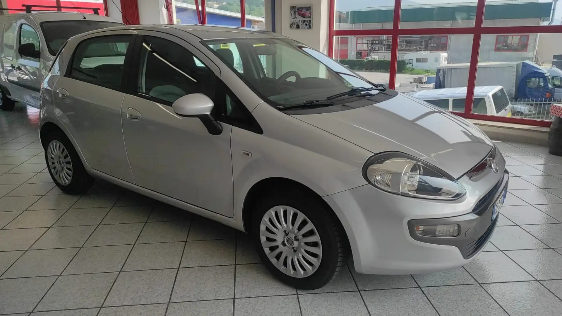 Fiat Punto 1.3 mjt 16v DIESEL 5 PORTE Zilver - 1