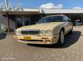 Daimler Super V8 4.0 Charged Aut. Nieuwstaat Gelb - thumbnail 3