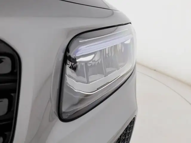 Mercedes-Benz GLB view 5