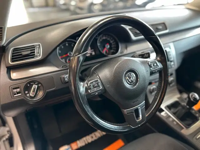 Volkswagen Passat view 9