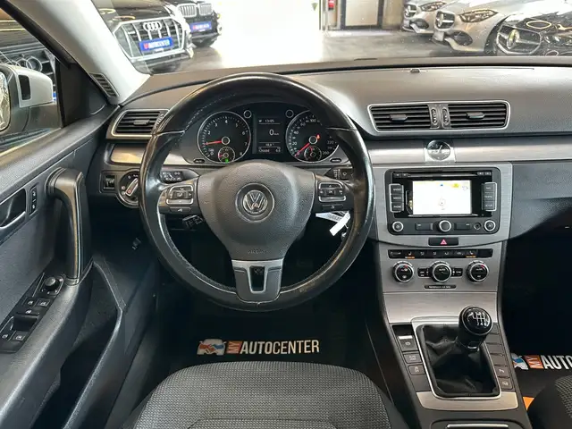 Volkswagen Passat view 8