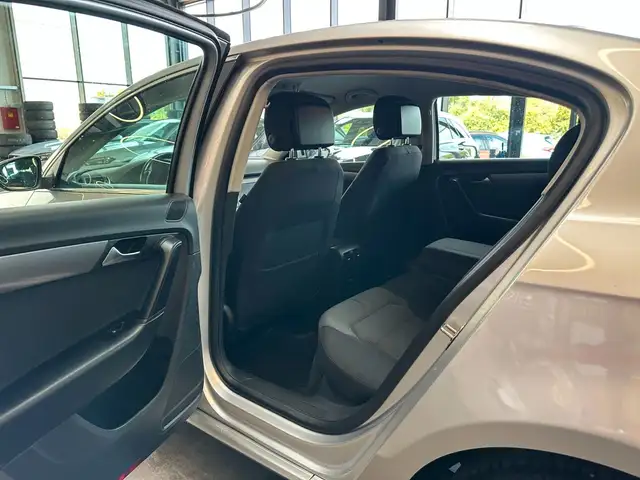 Volkswagen Passat view 29