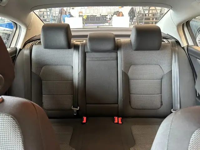 Volkswagen Passat view 11
