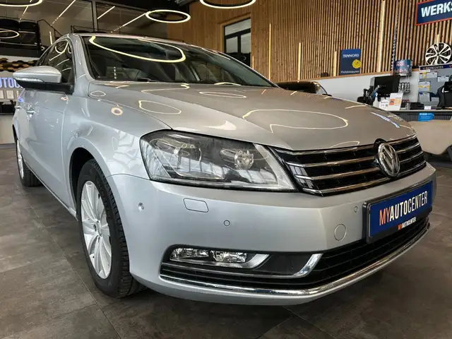 Volkswagen Passat view 3