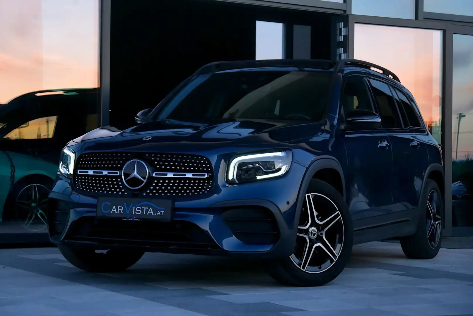 Mercedes-Benz GLB 200 AMG Line *AHK - Panorama - Premium Plus* Blau - 2