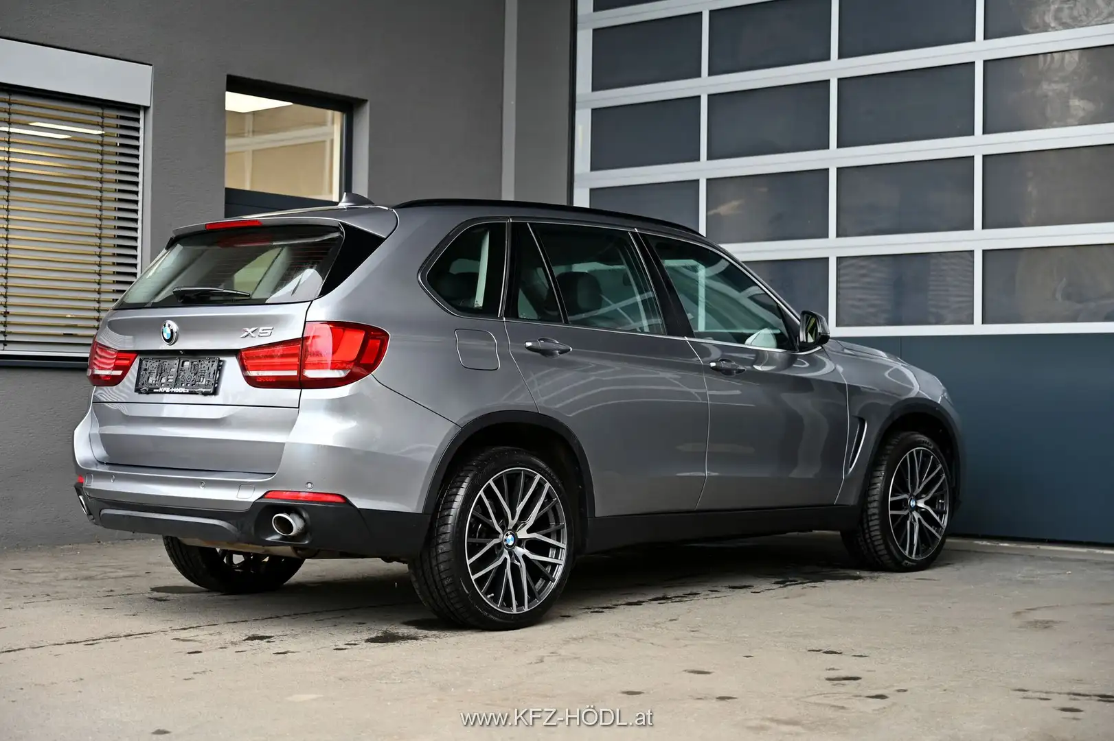 BMW X5 xDrive 30d srebrna - 2
