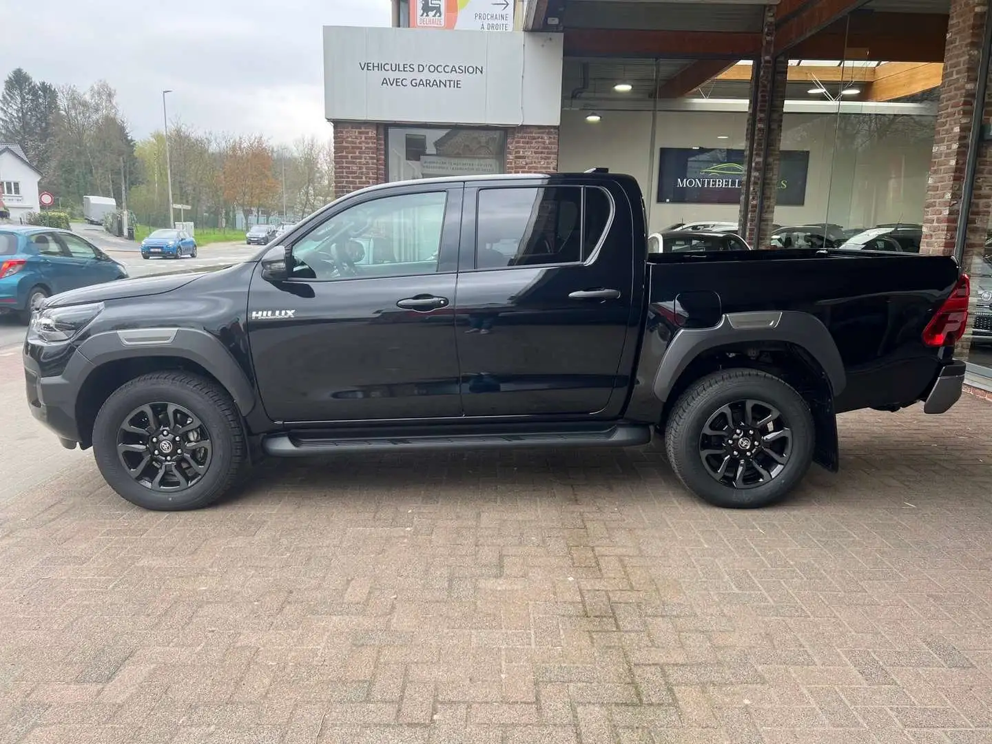 Toyota Hilux 4X4 DOUBLE CAB 2,8 204HP 6AT INVINCIBLE DE STOCK Noir - 1