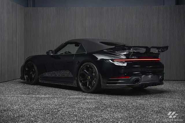 Porsche 911 view 8