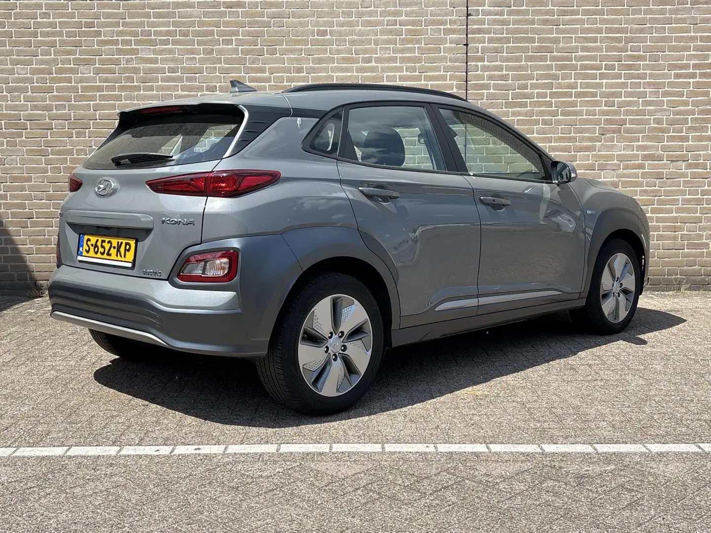 Hyundai KONA EV Comfort 39 kWh | € 12.900,- NETTO! | Climate | Grijs - 2