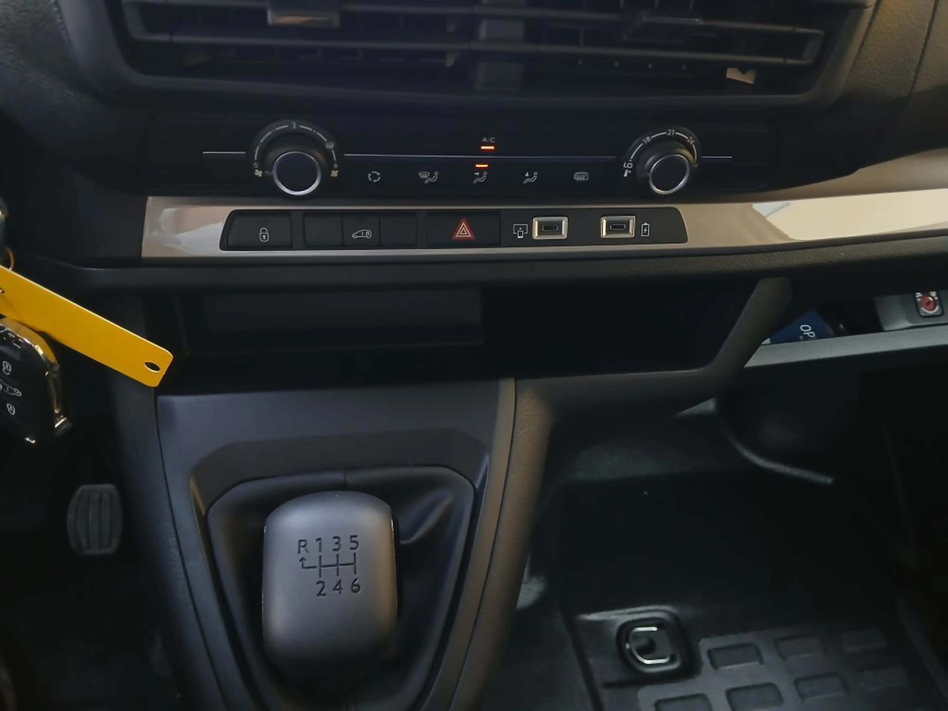 Opel Vivaro 2.2 Diesel 150 — photo 15