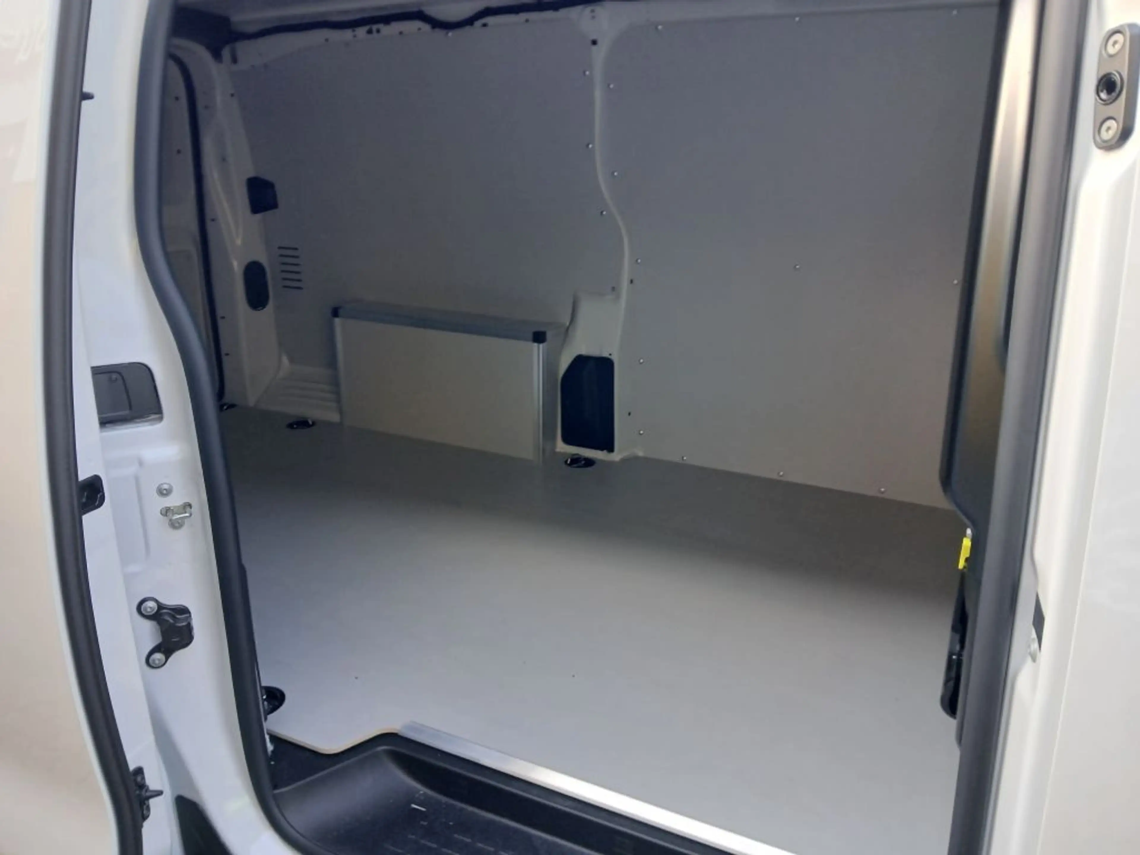 Opel Vivaro 2.2 Diesel 150 — photo 8