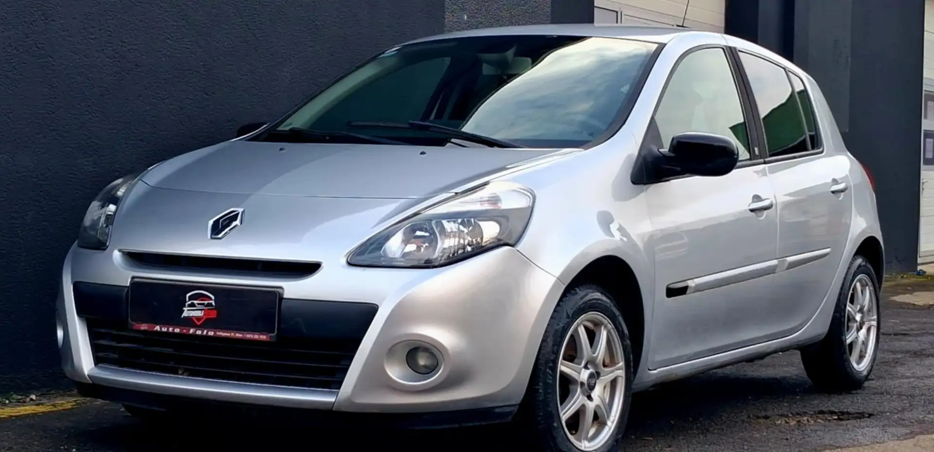 Renault Clio Clio 20th 1,2 16V Quickshift 5 Pickerl 10/2026+4 Grau - 1