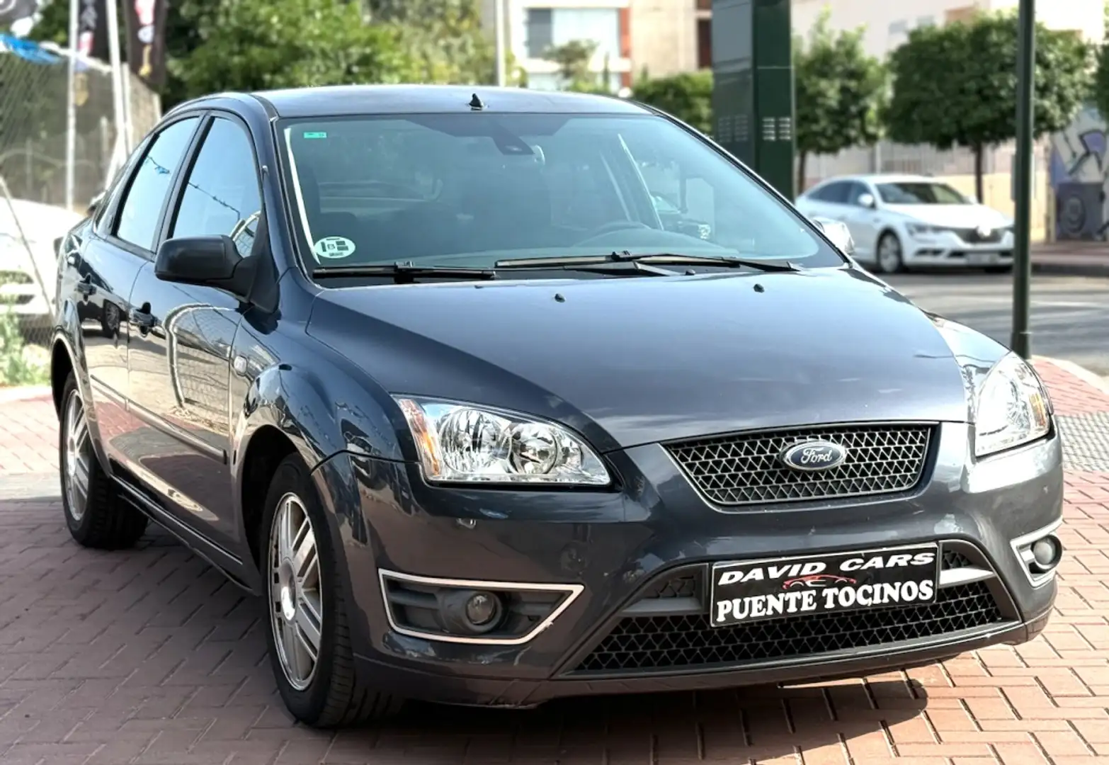 Ford Focus Sedán 1.8TDCi Ghia Nero - 2