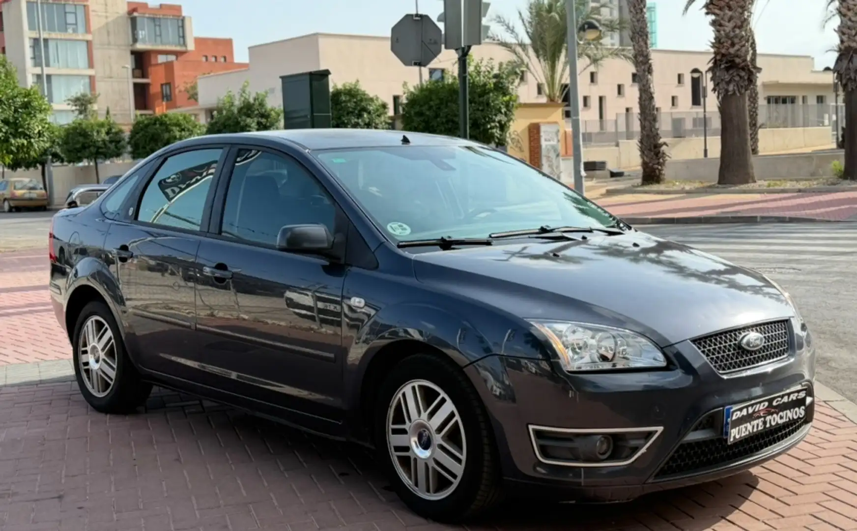 Ford Focus Sedán 1.8TDCi Ghia Nero - 1