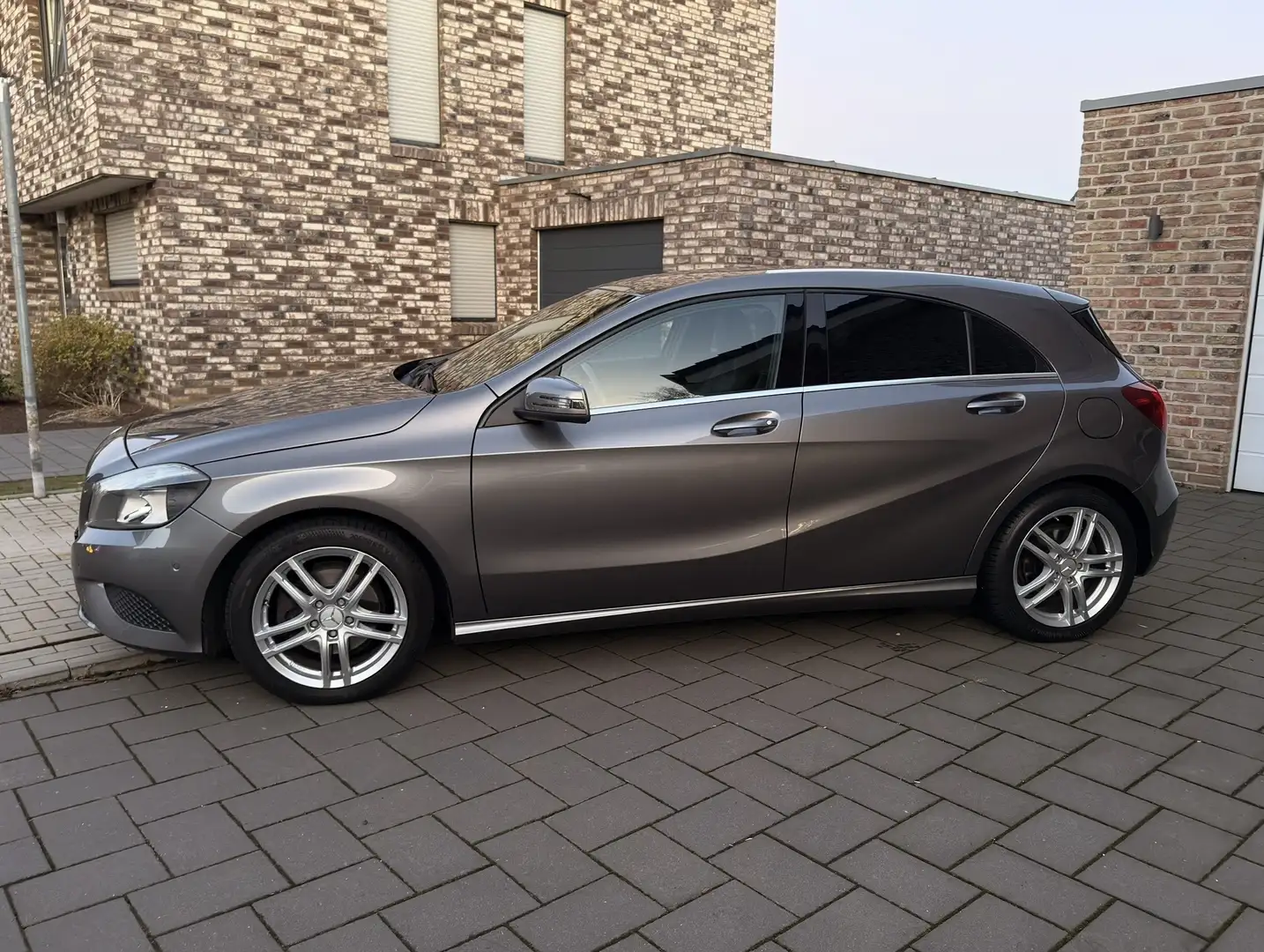 Mercedes-Benz A 200 7G-DCT Urban Grau - 2