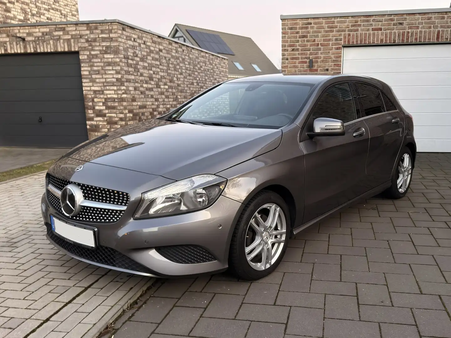 Mercedes-Benz A 200 7G-DCT Urban Grau - 1
