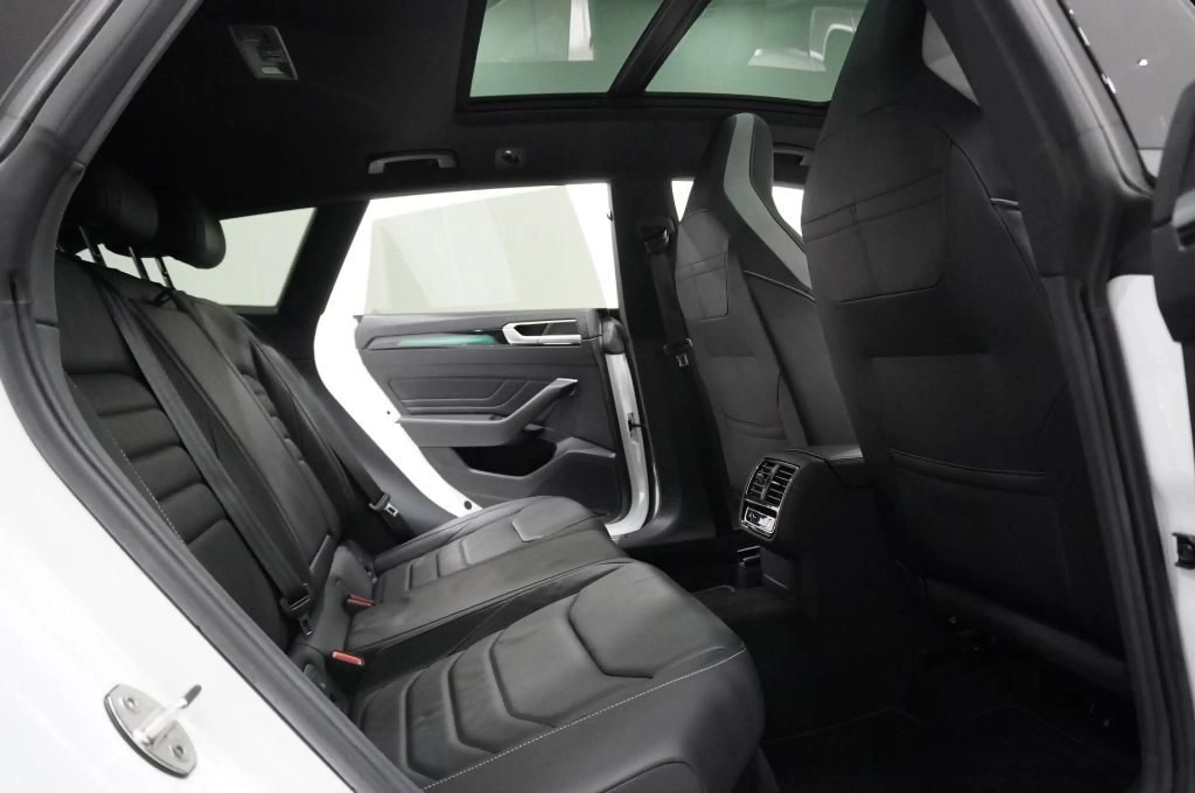 Volkswagen Arteon Shooting Brake 2.0 TDi 4Motion DSG Carbon — photo 7