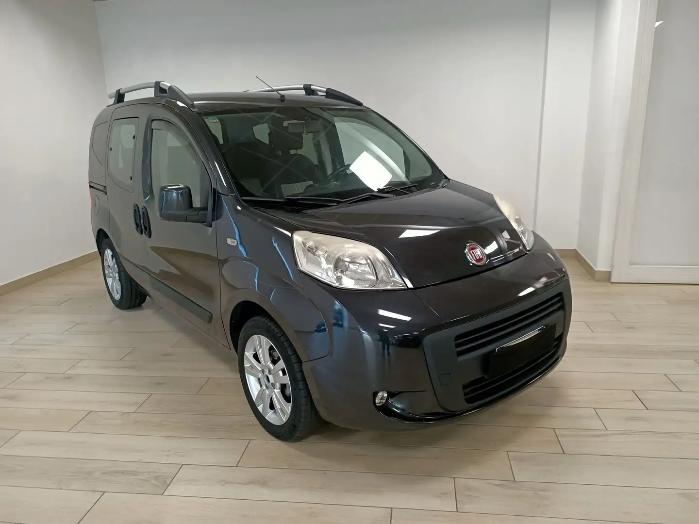 Fiat Qubo 1.4 8V 77 CV Dynamic Natural Power Zwart - 1