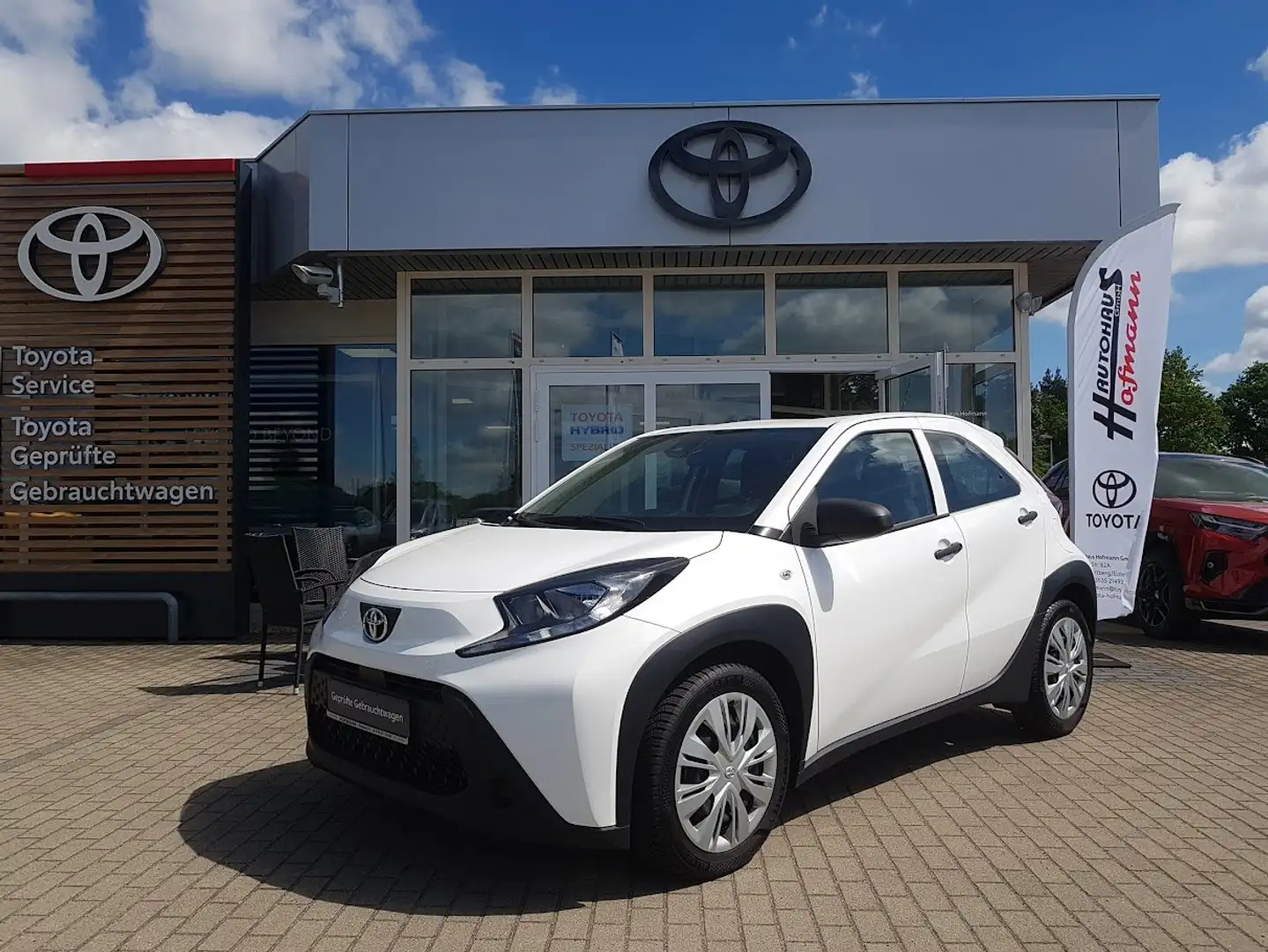Toyota Aygo X auf Ganzjahresreifen, mit Einparksensoren hi Weiß - 1