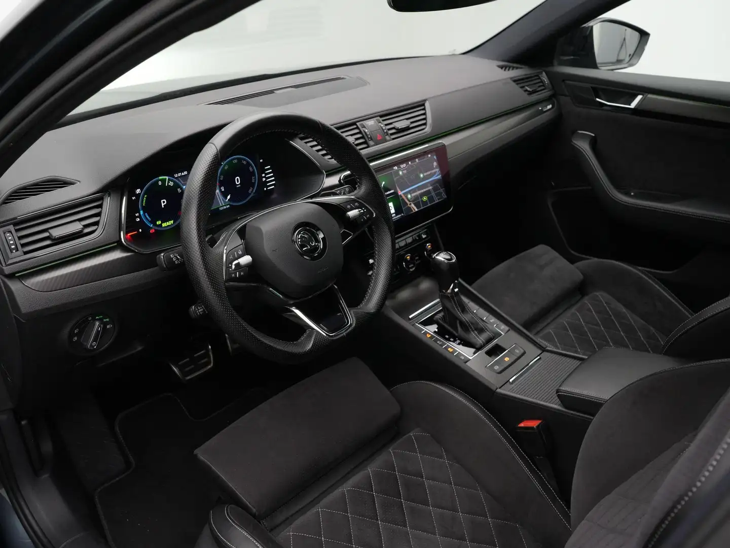 Skoda Superb Combi 1.4 TSI iV 218 pk DSG Sportline Business | P Grijs - 2