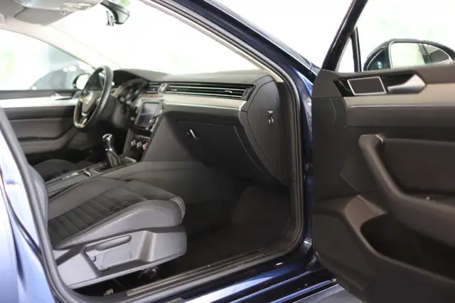 Volkswagen Passat view 11