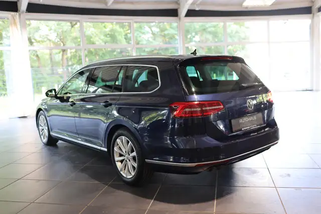 Volkswagen Passat view 4